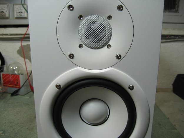 Η μπροστινή όψη ενός Studio monitor YAMAHA HS-5 White